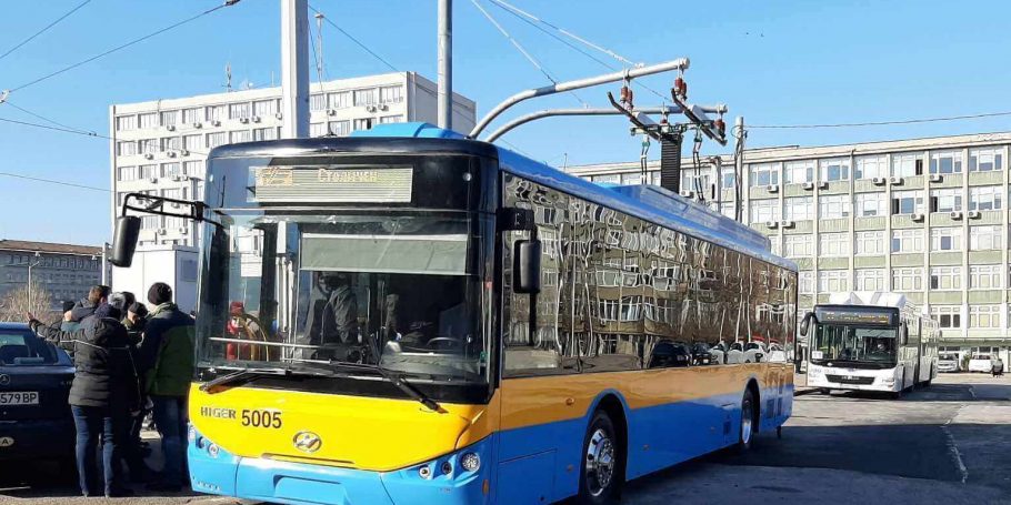 Chariot e-bus in Sofia bus stop Higer- Aowei e-buses in Sofia, Bulgaria