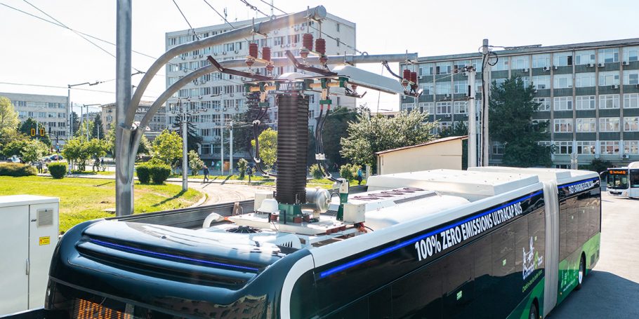 Chariot e-bus charging pantograph Chariot Motors e-bus charging
