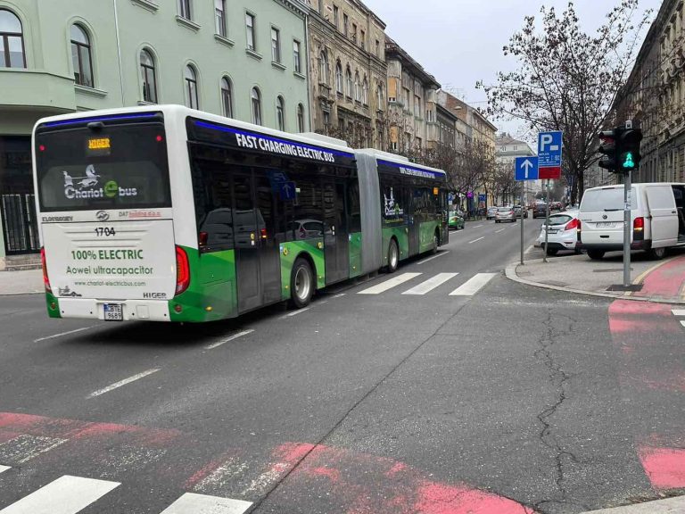 Electric bus with UC 18m long