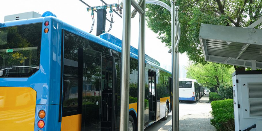 Chariot e-bus on charging station Chariot zero e-bus charging